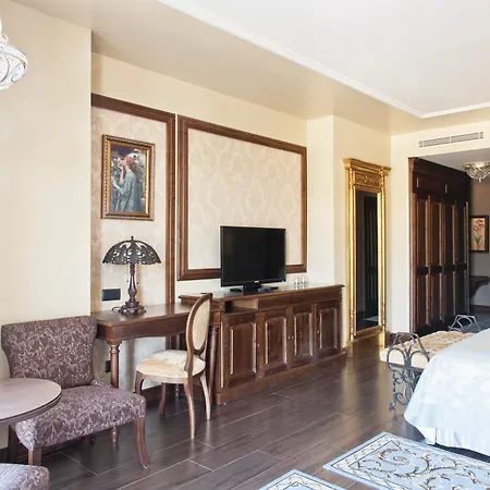 Portaventura Lucy's Mansion - Includes Unlimited Access & Express Wristband To Portaventura Park & Ferrari Land Otel 5*